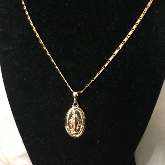18k gold plated Virgin Mary necklace/ earrings set - Picture 7 of 8